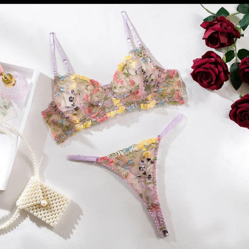 NEW 2 Piece Floral Lace Bra and Underwear Set - Small
